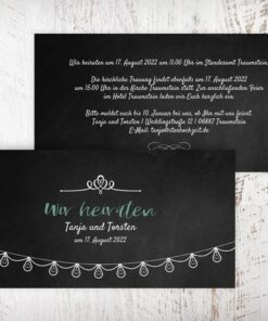 Hochzeitseinladungen gothic schwarz mit weiser Schrift in Schiefertafelobtik und Lichterkette für deine Hochzeit. Zu den Hochzeitskarten gibt es passende Kuverts.