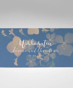 Hochzeitseinladungen blaue monochrome Blumen – Leonie | Vorderseite | zweiseitige DIN lang Einladungskarte zum selber gestalten | Schriftzug „Wir heiraten“ | modernes Design | Mustertexte können einfach geändert werden | Schrift und Farben frei gestalten | nur erhältlich bei starhochzeit.de