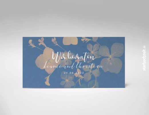 Hochzeitseinladungen blaue monochrome Blumen – Leonie | Vorderseite | zweiseitige DIN lang Einladungskarte zum selber gestalten | Schriftzug „Wir heiraten“ | modernes Design | Mustertexte können einfach geändert werden | Schrift und Farben frei gestalten | nur erhältlich bei starhochzeit.de