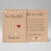 Vorder- und Rückseite: Mit der schönen Save the Date Karte in Natur Kraftpapier Optik und einem Kalender mit verschiebbarem rotem Herz als Markierung des Datums kannst du deinen Hochzeitsgästen den Hochzeitstermin frühzeitig mitteilen. Die zarte weise Lichterkette deutet auf die Feier dezent hin. | starhochzeit