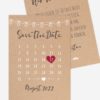 Vorderseite: Mit der schönen Save the Date Karte in Natur Kraftpapier Optik und einem Kalender mit verschiebbarem rotem Herz als Markierung des Datums kannst du deinen Hochzeitsgästen den Hochzeitstermin frühzeitig mitteilen. Die zarte weise Lichterkette deutet auf die Feier dezent hin. | starhochzeit