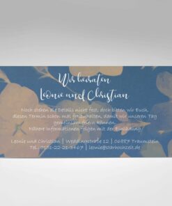 Rückseite: Save the Date Karte, Hochzeit, zweiseitige Hochzeitskarte, Din lang, Querformat, modern, zart blaues Blumenmotiv, monochrom, weiße Kaligrafie Schrift, besonders, zeitlos, elegant, Mustertext, veränderbare Farbe der Schrift in blau, rot, grau, grün, starhochzeit