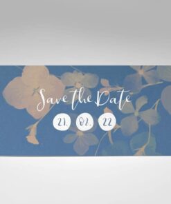Vorderseite: Save the Date Karte, Hochzeit, zweiseitige Hochzeitskarte, Din lang, Querformat, modern, zart blaues Blumenmotiv, monochrom, weiße Kaligrafie Schrift, besonders, zeitlos, elegant, Schriftzug „Save the Date“, auffällige Zahlen auf weißem und rundem Untergrund, Hochzeitsdatum gut hervorgehoben, Mustertext, veränderbare Farbe der Schrift in blau, rot, grau, grün, starhochzeit