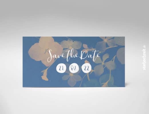 Vorderseite: Save the Date Karte, Hochzeit, zweiseitige Hochzeitskarte, Din lang, Querformat, modern, zart blaues Blumenmotiv, monochrom, weiße Kaligrafie Schrift, besonders, zeitlos, elegant, Schriftzug „Save the Date“, auffällige Zahlen auf weißem und rundem Untergrund, Hochzeitsdatum gut hervorgehoben, Mustertext, veränderbare Farbe der Schrift in blau, rot, grau, grün, starhochzeit